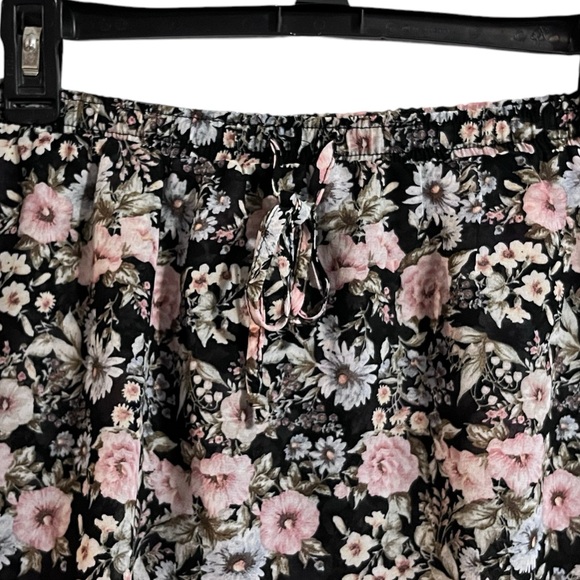 Traded* New! Francesca’s Black/Pink/Purple Floral Elastic Waist Flowy Shorts - Picture 2 of 5